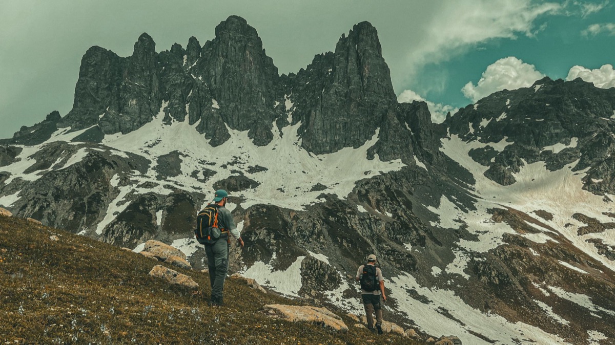 Uno zaino tecnico da montagna posizionato su una cima rocciosa delle Dolomiti.