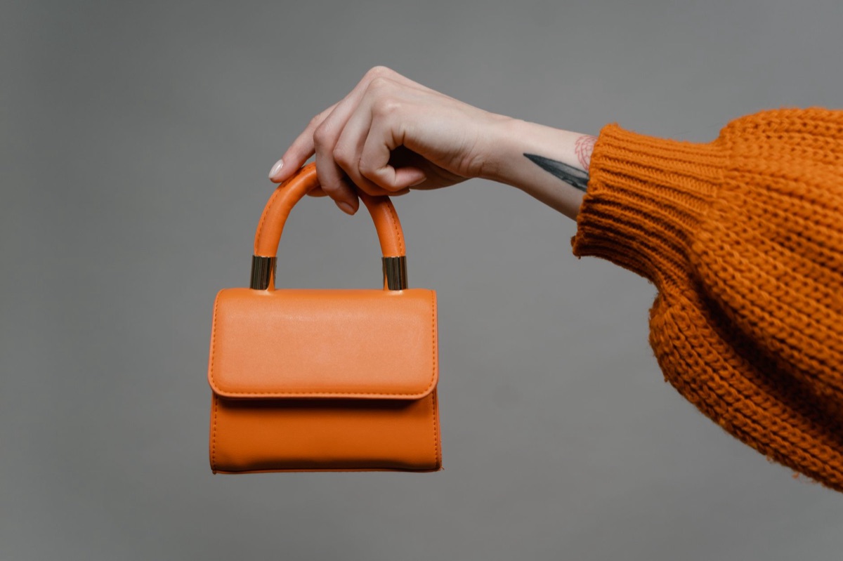 Bolso bandolera pequeño de moda urbana.