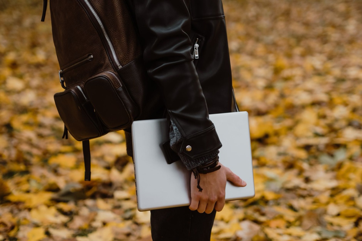 Sac cabas en cuir contenant un ordinateur portable pour le travail.
