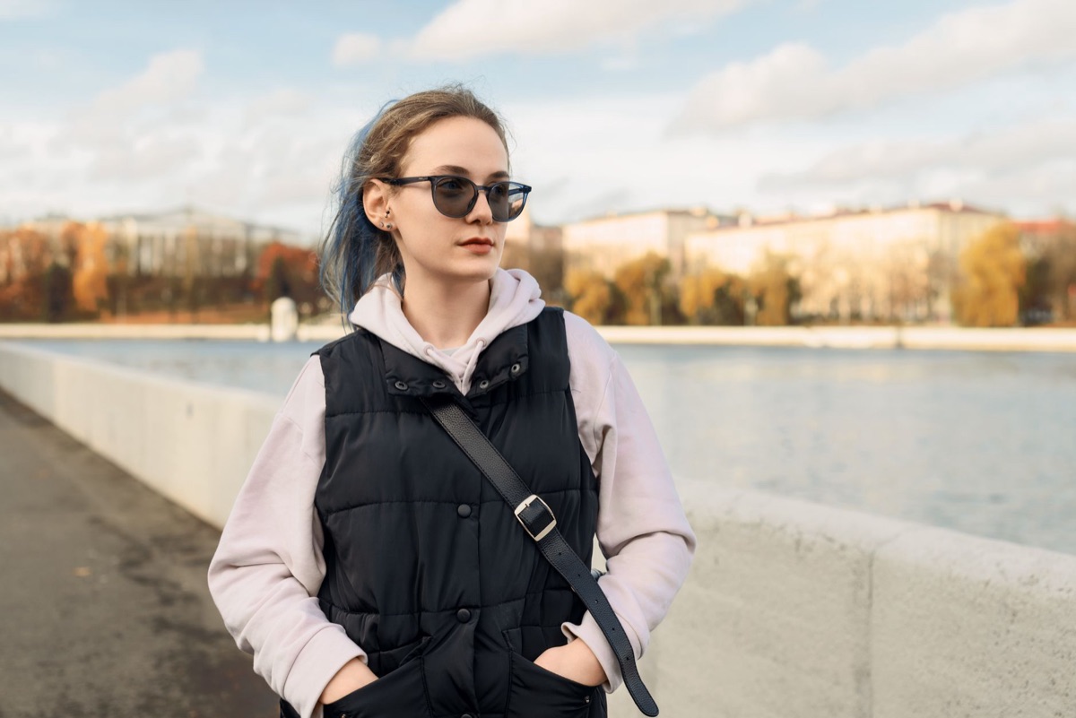 Petit sac bandoulière avec des objets essentiels comme un téléphone et des clés.