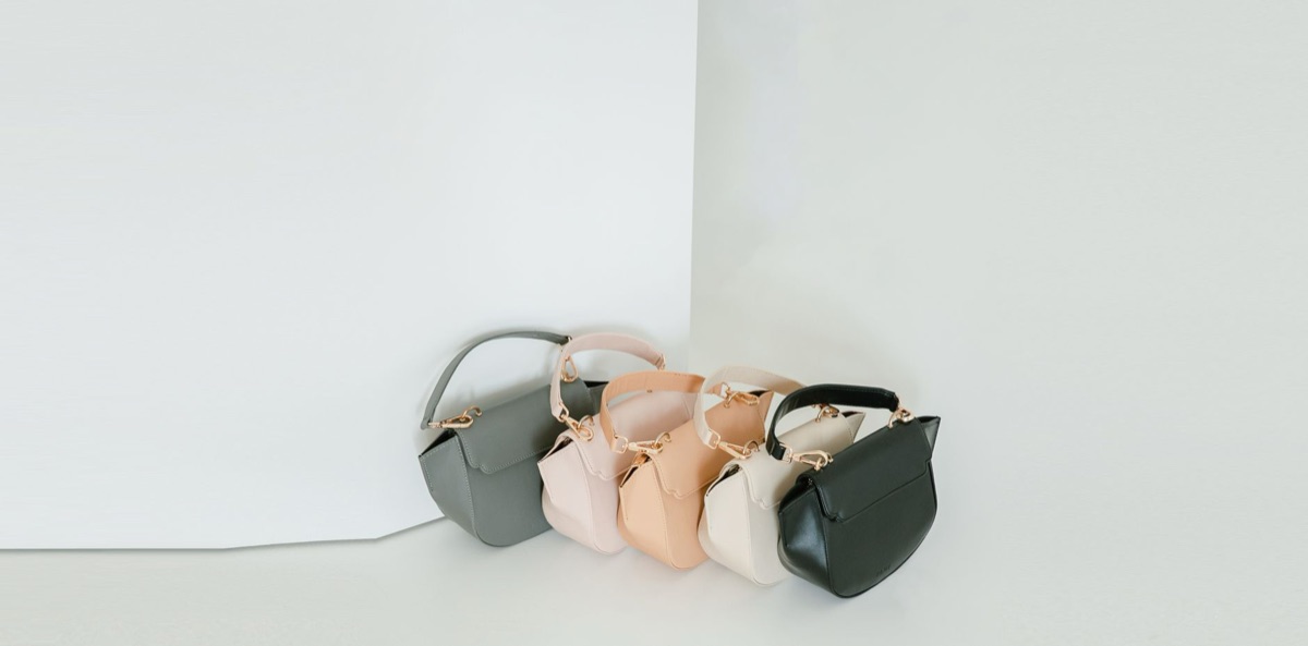 Bolsa transversal pequena e compacta para uso diário.
