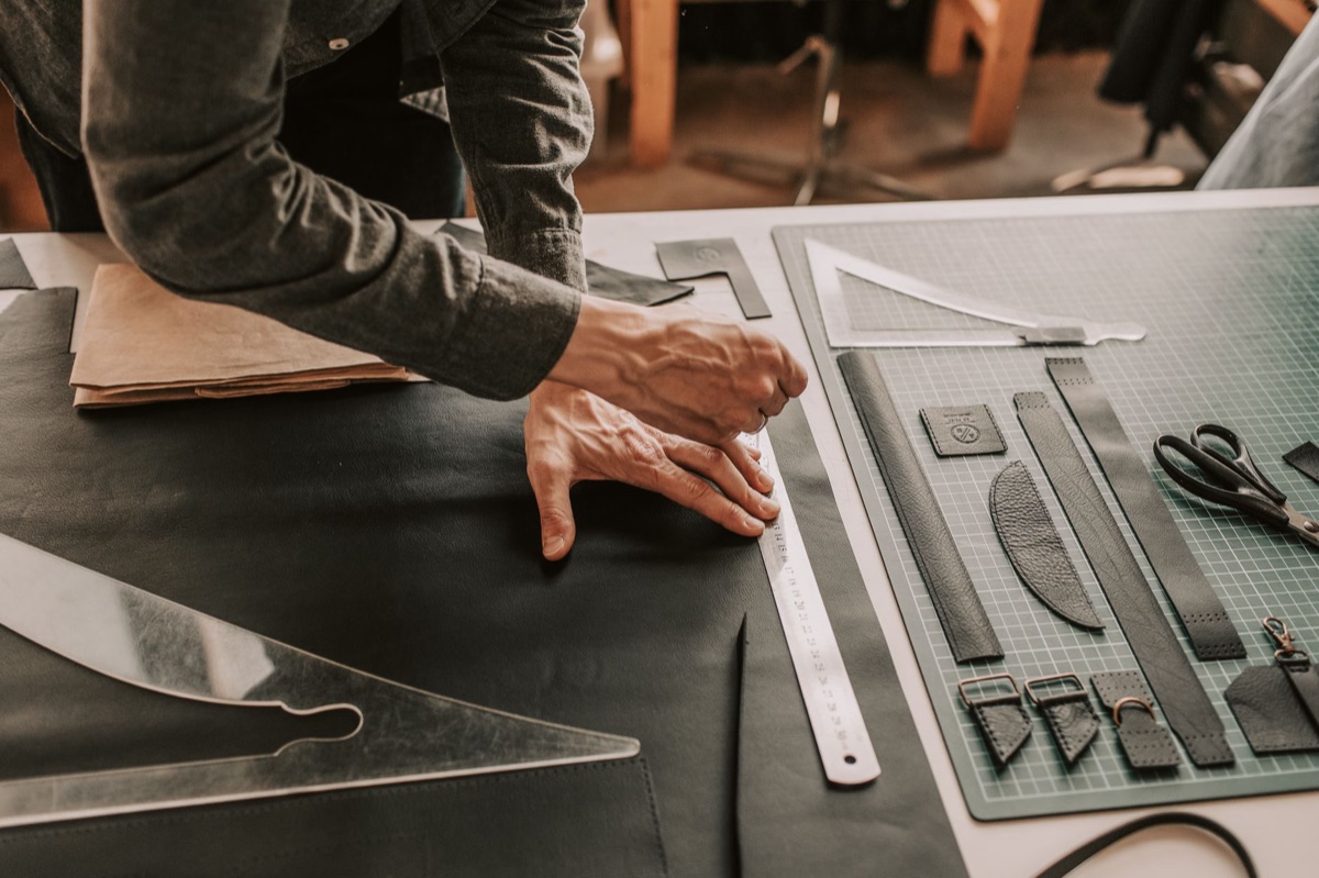 Detalles de herrajes en bolsos de diseñador