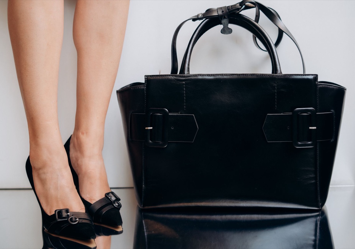 Bolsa clássica de luxo com acabamento em couro e corrente.