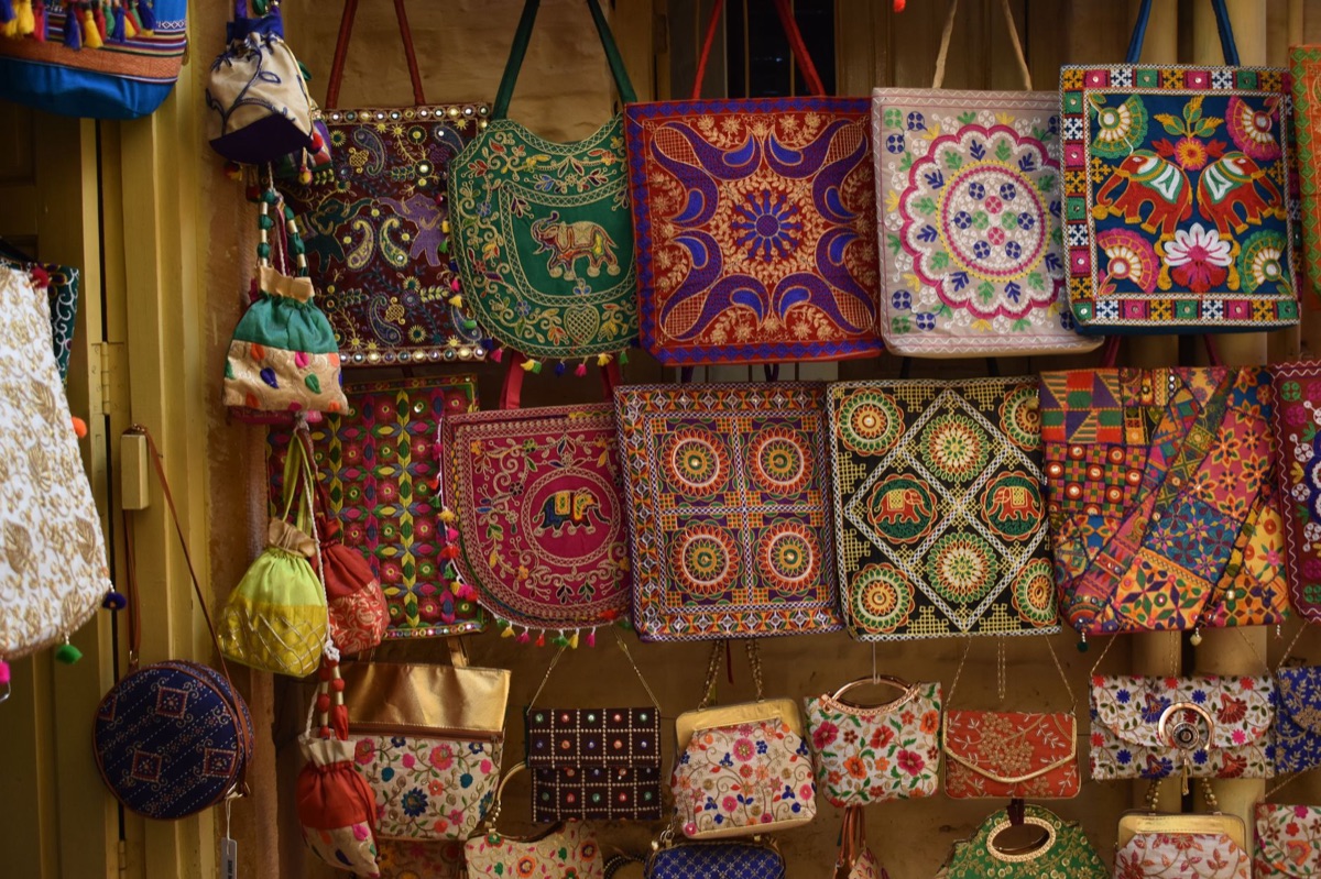 Un bucket bag avec plusieurs compartiments et un tote bag avec un bracelet porté en croix