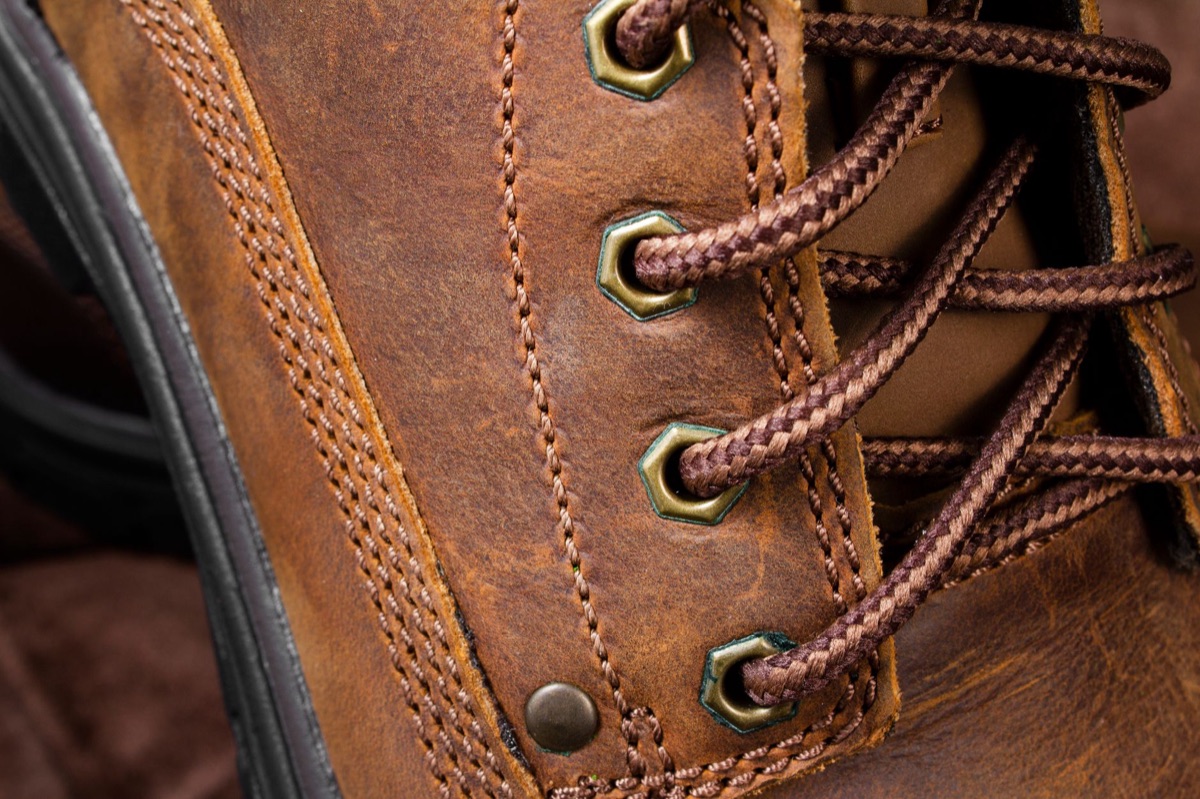 Detailaufnahme der handgenähten Lederkanten einer Tasche.