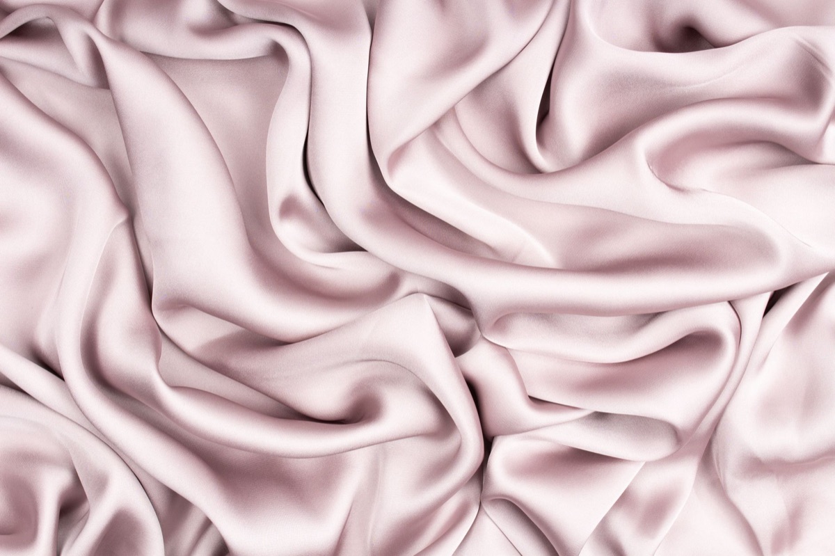 Texture de la doublure intérieure en soie d'un sac de luxe.