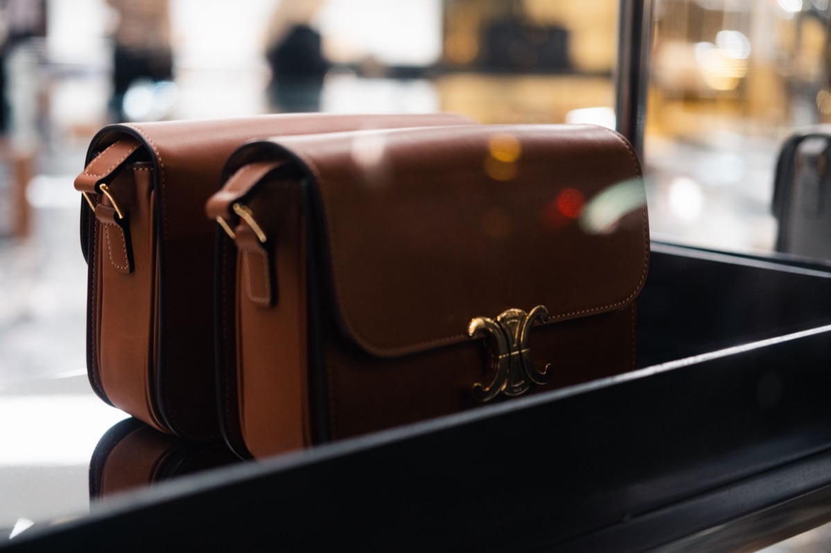 Dettaglio di una zip metallica di alta qualità su una borsa di lusso.