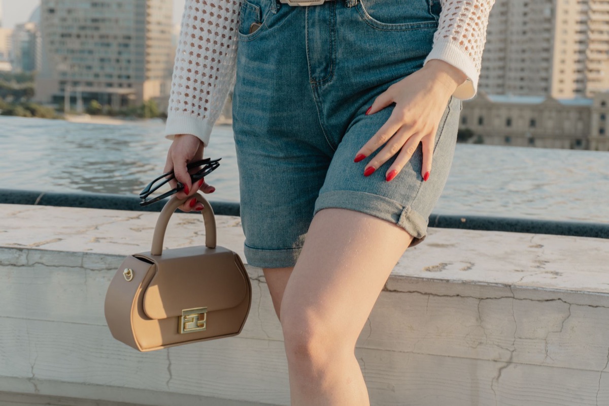 Detalle de atuendo minimalista con bolso pequeño