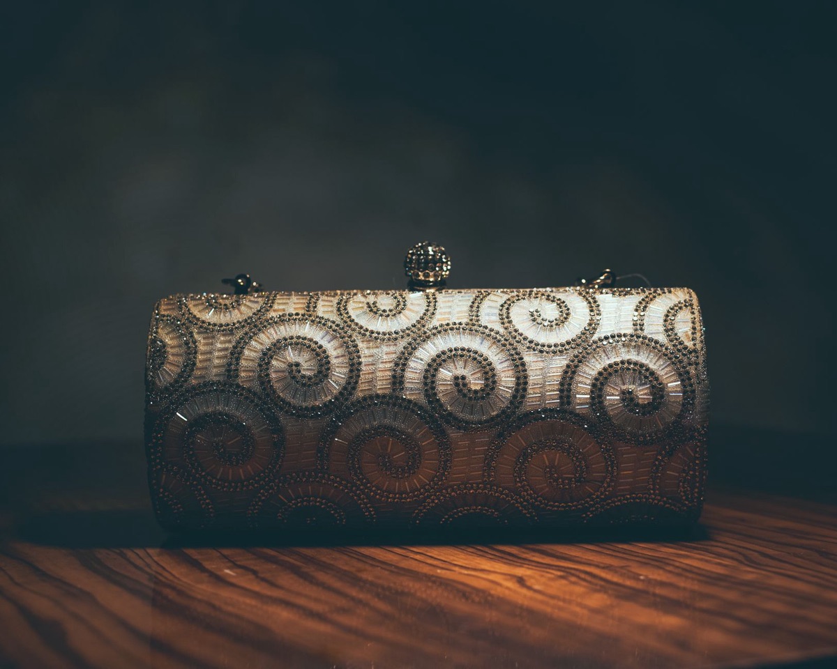 Clutch de cuero contra fondo neutro