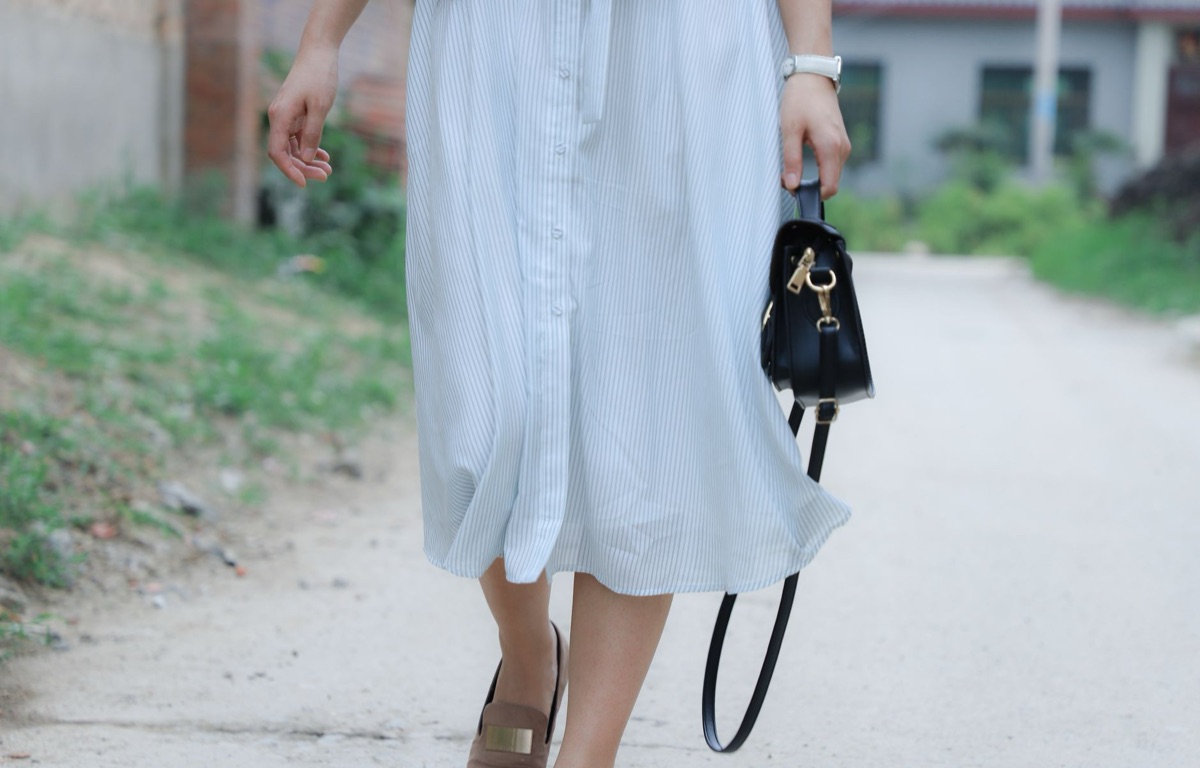 Femme moderne avec petit sacoche