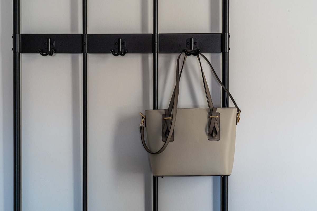 Detalhe de look minimalista com bolsa pequena