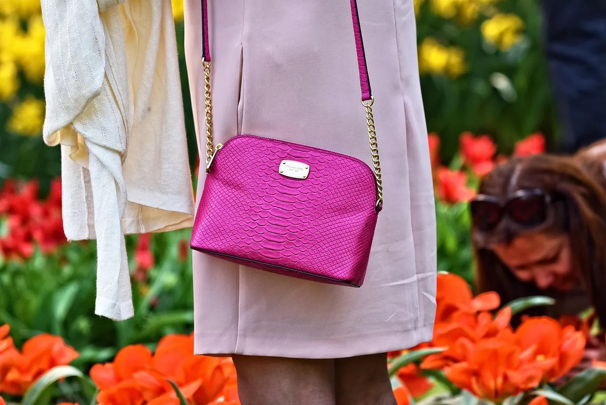 handbag, bag, woman's bag, purse, accessory, elegant, beautiful flowers, design, nature, flowers, sniffing, flower background, park, flower wallpaper, outdoors